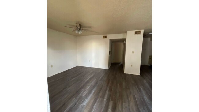 Foto del edificio - 1700 Grand Prix Dr