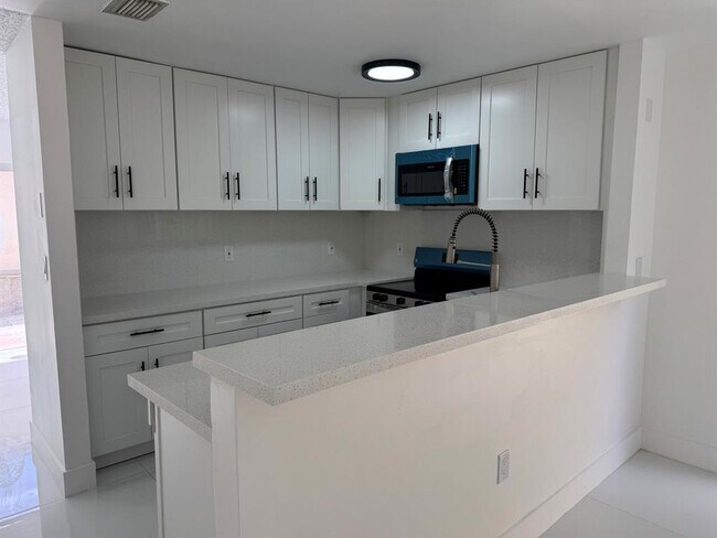 Foto del edificio - 4421 SW 72nd Ter