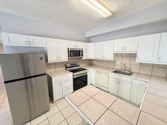 Foto del edificio - Sensational 2 bed 1 bath in the heart of Wilton Manors! 2 parking spots with laundry!