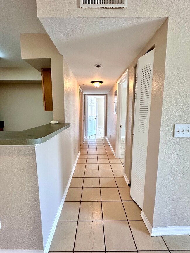 Foto del edificio - Spacious 2B/2B Unfurnished Condo near Beach in the Heart of Destin!