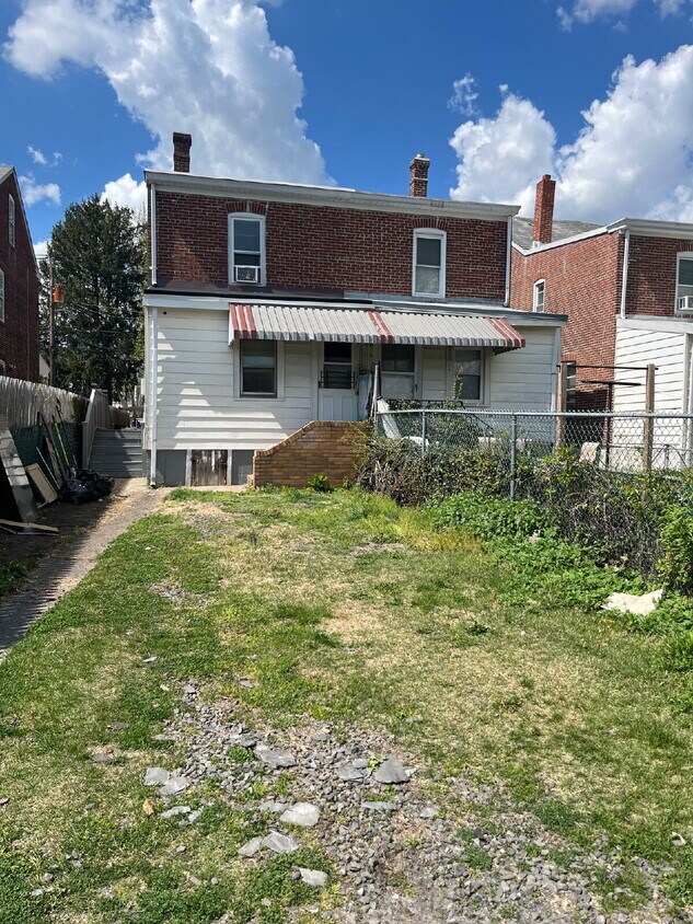 Foto del edificio - "Spacious 4-Bed Townhouse with Gleaming Hardwood Floors in Trenton's Heart!"