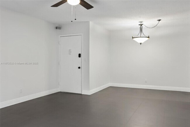 Building Photo - 13720 SW 90th Ave