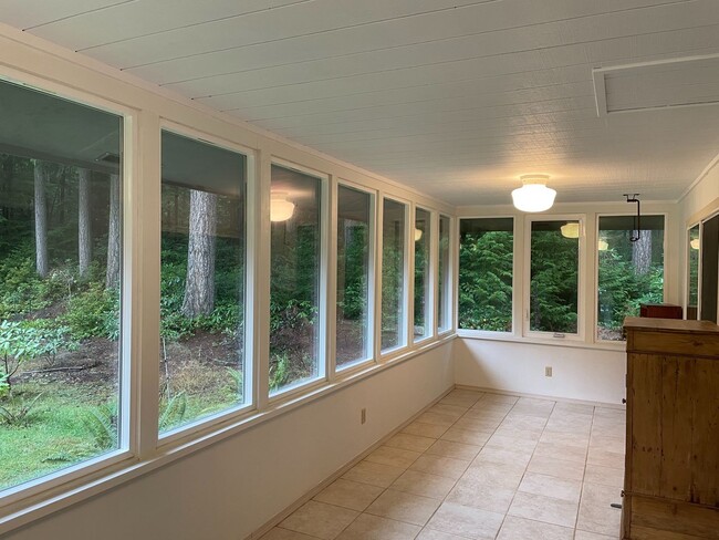 Building Photo - Lovely Home in Langley and a Leased Barn/S...