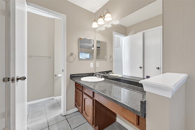 Building Photo - 10007 Oakmont Dr