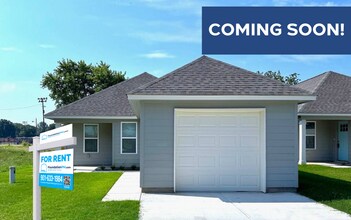 Building Photo - 2501 E Tyler Ave