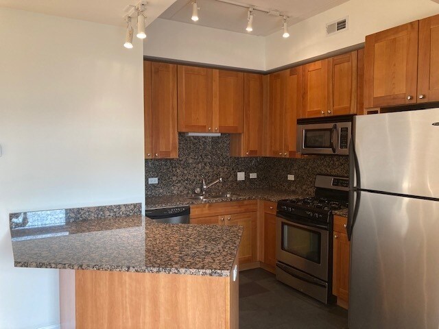 Building Photo - 657 W Fulton St