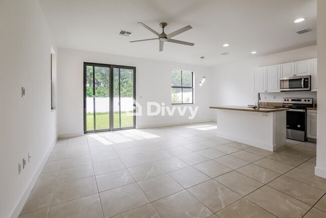 Building Photo - 5523 NW 50th Ter, Tamarac, FL 33319