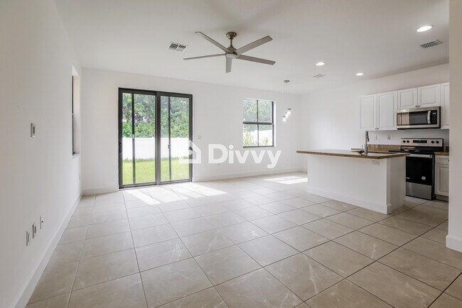 Foto del edificio - 5523 NW 50th Ter, Tamarac, FL 33319