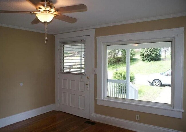 Foto del edificio - Knoxville 37920 - 3 bedroom 1 bath - call ...