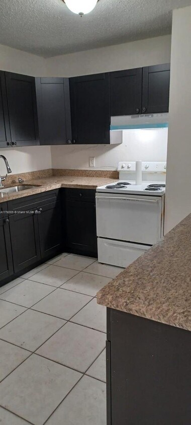 Foto principal - 5404 NW 24th Ct