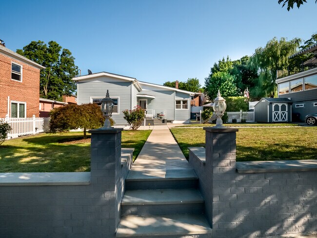 Building Photo - 220 Kirby St