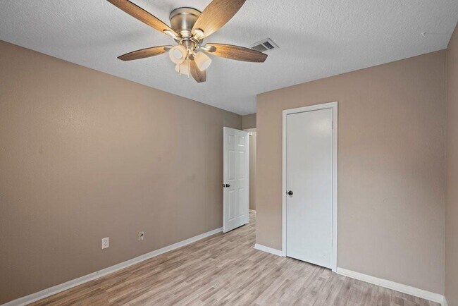 Foto del edificio - 4210 Queenswood Street