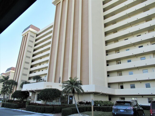 Foto del edificio - Waterview Furn. 55+ Sea Towers Condo - 1BR + Den, 1.5 Bath - 7 Month Lease