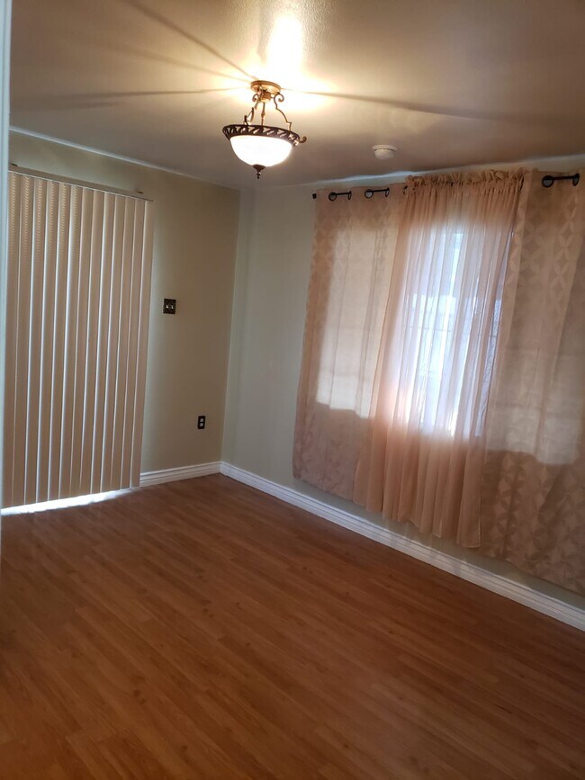 Foto del edificio - 10512 Plainview Ave