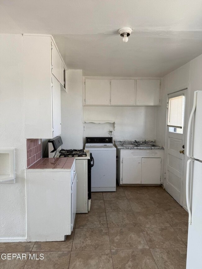 Building Photo - 1300 N Ochoa St