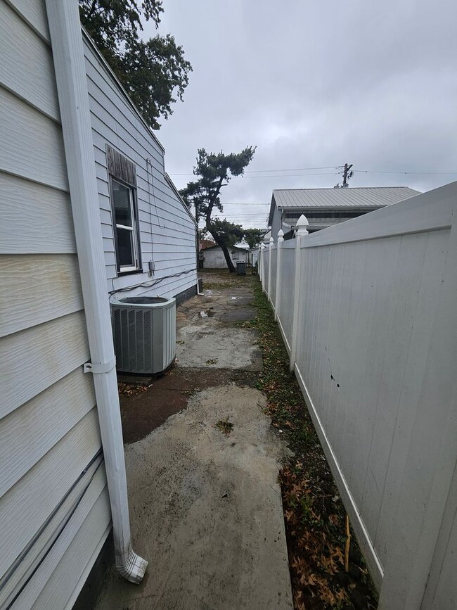 Building Photo - 4bed/2bath house