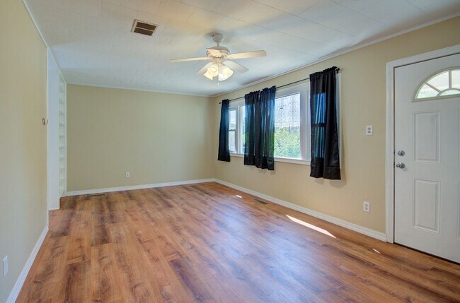 Building Photo - 3 bd 1 ba home Joliet