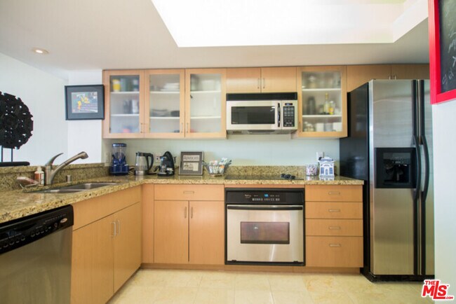 Building Photo - 13700 Marina Pointe Dr