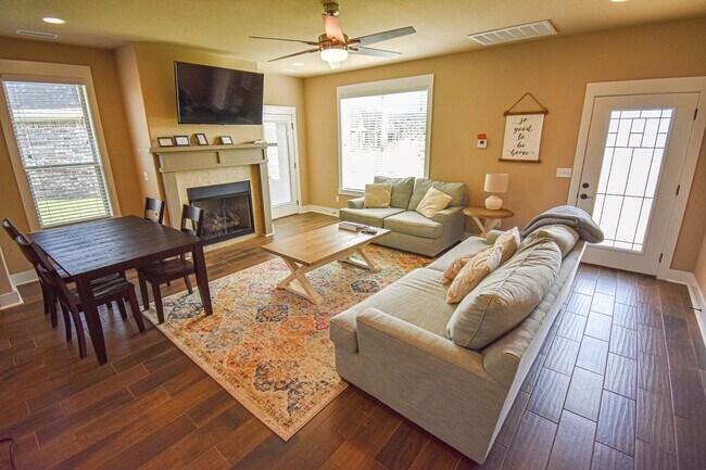 Foto del edificio - Luxurious  4 Bedroom, 3.5 Bathroom Home In Fayetteville!!  Minutes from the U of A!!