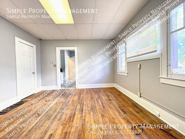 Building Photo - Town House Style Duplex - 3 bedrooms / 1 Bath