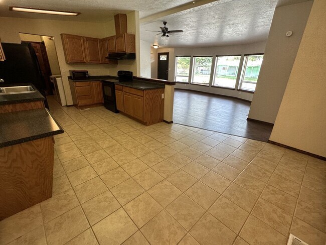 Building Photo - Pasco Corner Lot House For Lease!