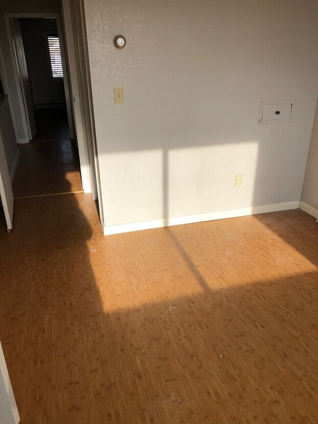 Building Photo - 3BR/2.5 Bath Townhouse with 1-car Garage