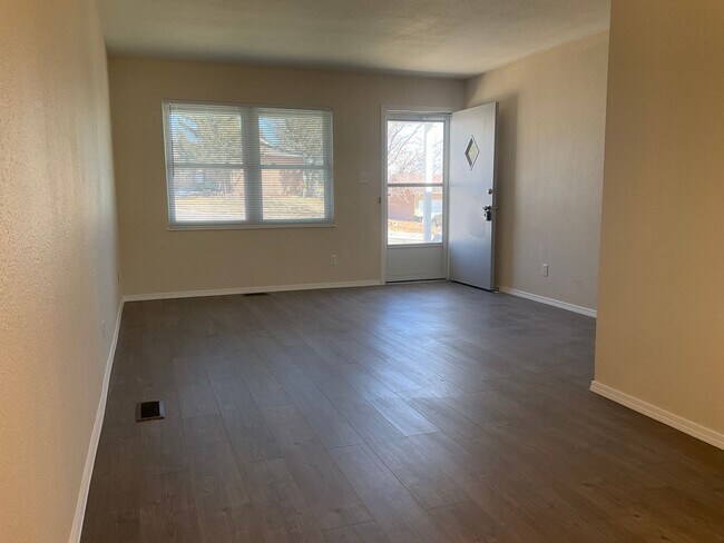 Foto del edificio - BEAUTIFULLY UPDATED RANCHER WITH FINISHED BASEMENT