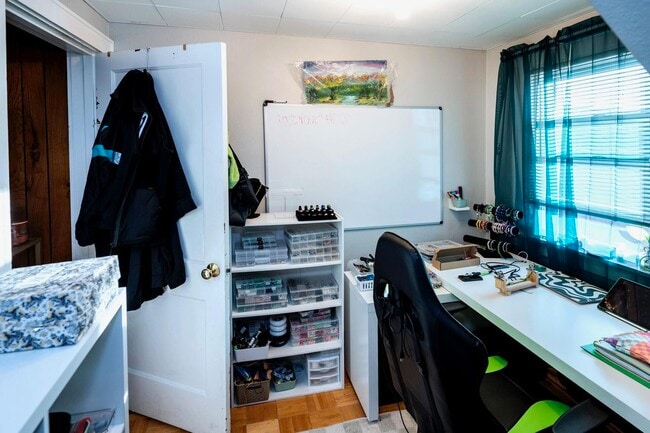 Dormitorio #2 - 2211 E Holt Ave