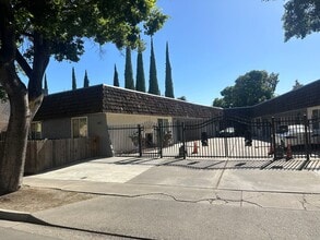 Building Photo - 2412 Vera Cruz Dr