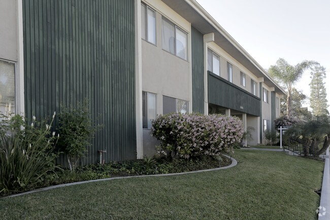 Foto del edificio - 6330 Newlin Ave.