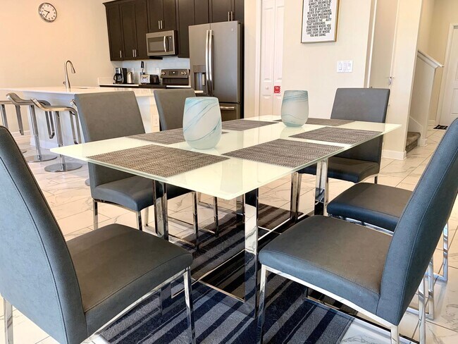 Building Photo - STUNNING FULLY FURNISHED 4 BEDROOM / 3 BAT...
