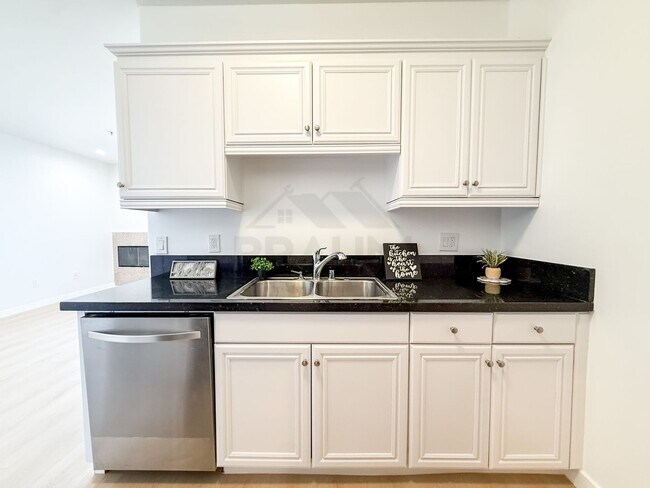 Building Photo - 10849 Fruitland Dr