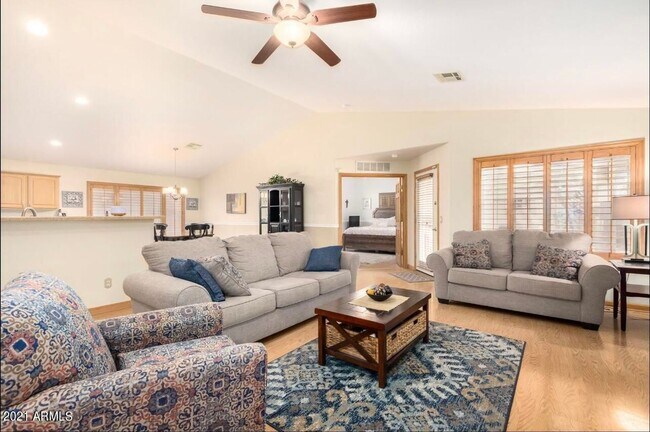 Foto del edificio - Solar Included! 3 bed 2 bath in Mountain Vista Ranch