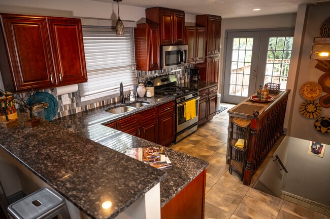 Building Photo - 1604 Kraft St