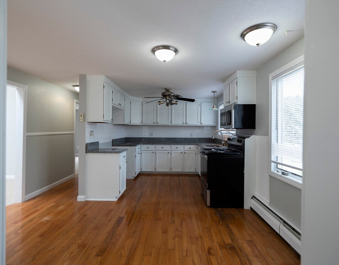 4 Sterling Ln Unit B, Westford, MA 01886 Condo for Rent in Westford