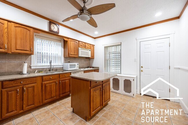 Foto del edificio - 2305 N Melvina Ave