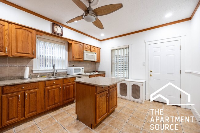 Building Photo - 2305 N Melvina Ave