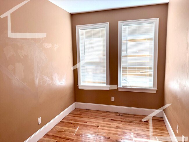 Foto del edificio - Spacious Five Bed Coming Available