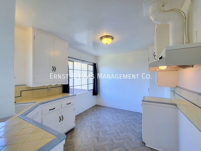 Building Photo - Lovely 2 Bedroom Duplex  Unit with 1 Car G...