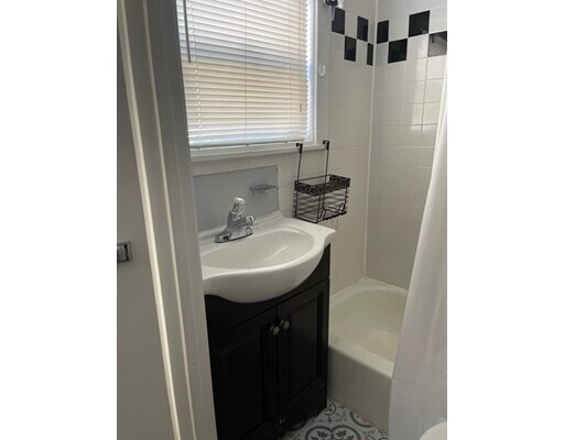 Building Photo - 407 S Main St