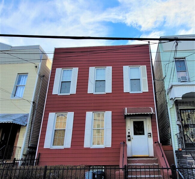 Building Photo - 222 Halladay St