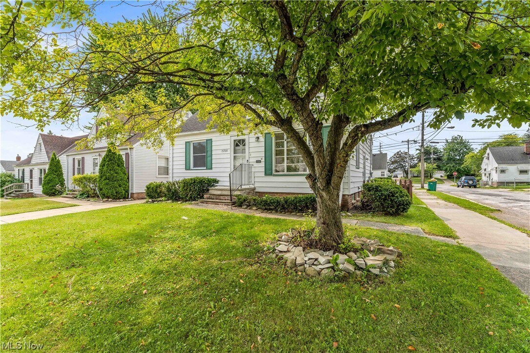 Primary Photo - 15700 Maplewood Ave