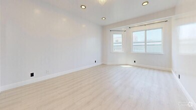 Building Photo - 711 La Playa St