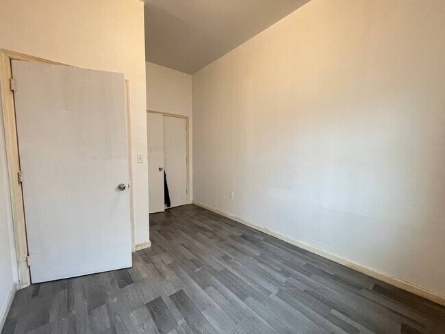 Building Photo - 871 Elsmere Pl