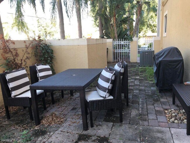 Foto del edificio - 2 br, 2.5 bath Townhome - 847 NE 17th Way