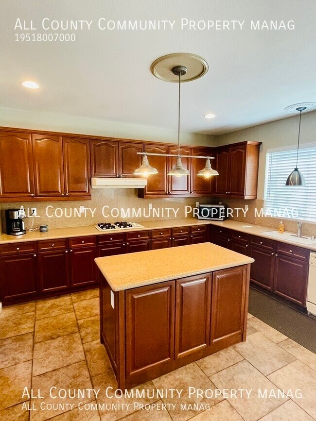 Building Photo - Gorgeous 5 Bedroom 5.5 Bathrooms 2 Story h...