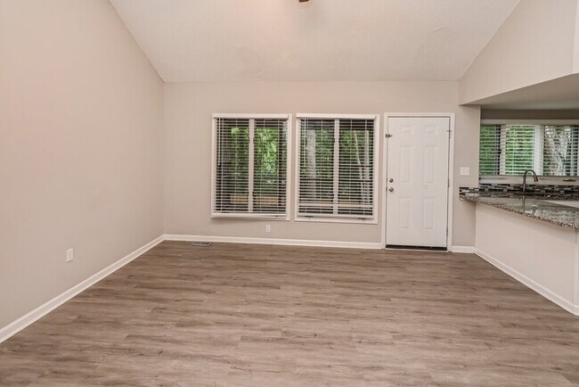 Building Photo - 9905 Holly Tree Dr