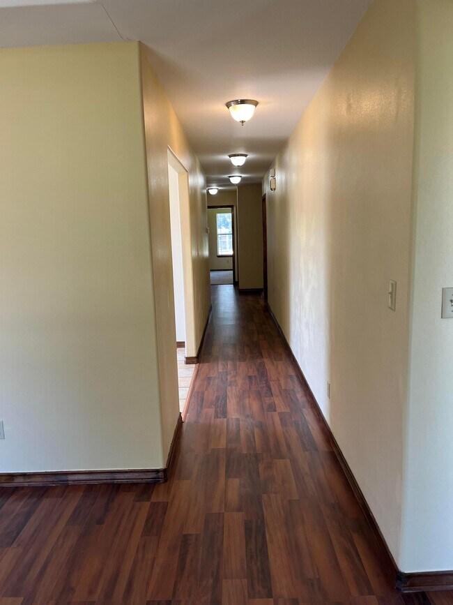 Building Photo - 310 S Val Verde Rd