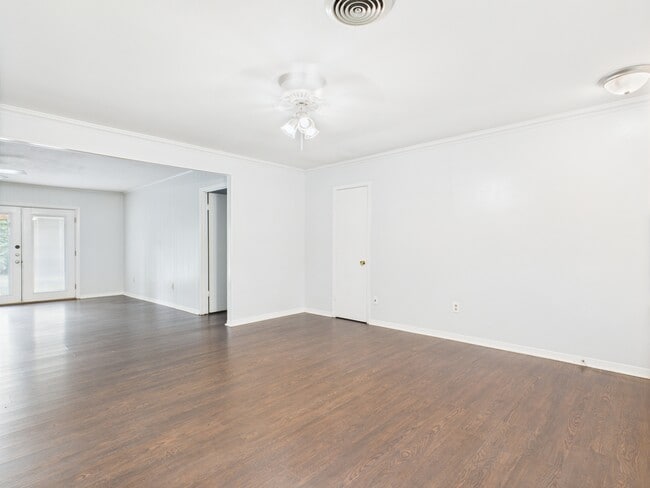 Foto del edificio - 1402 Village Dr