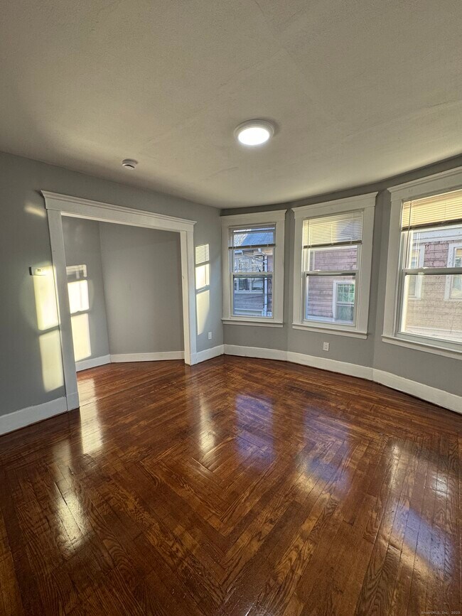 Foto del edificio - 1528 Ella T Grasso Blvd